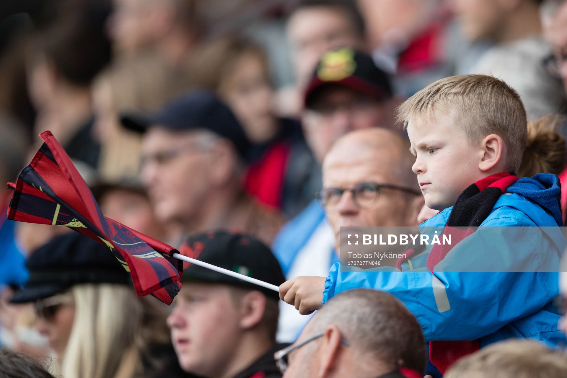 ung Östersunds supporter viftar med en flagga