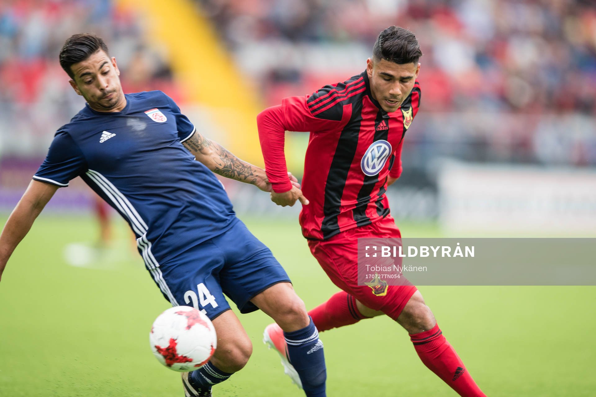 Östersunds Hosam Aiesh mot FC Fola Esch Mehdi Kirch