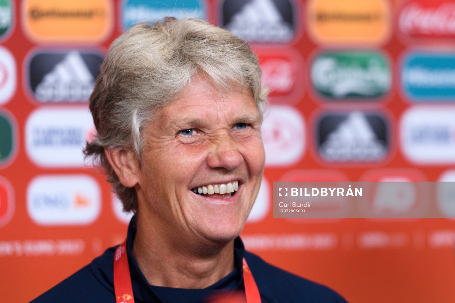 Förbundskapten Pia Sundhage på en presskonferens med det