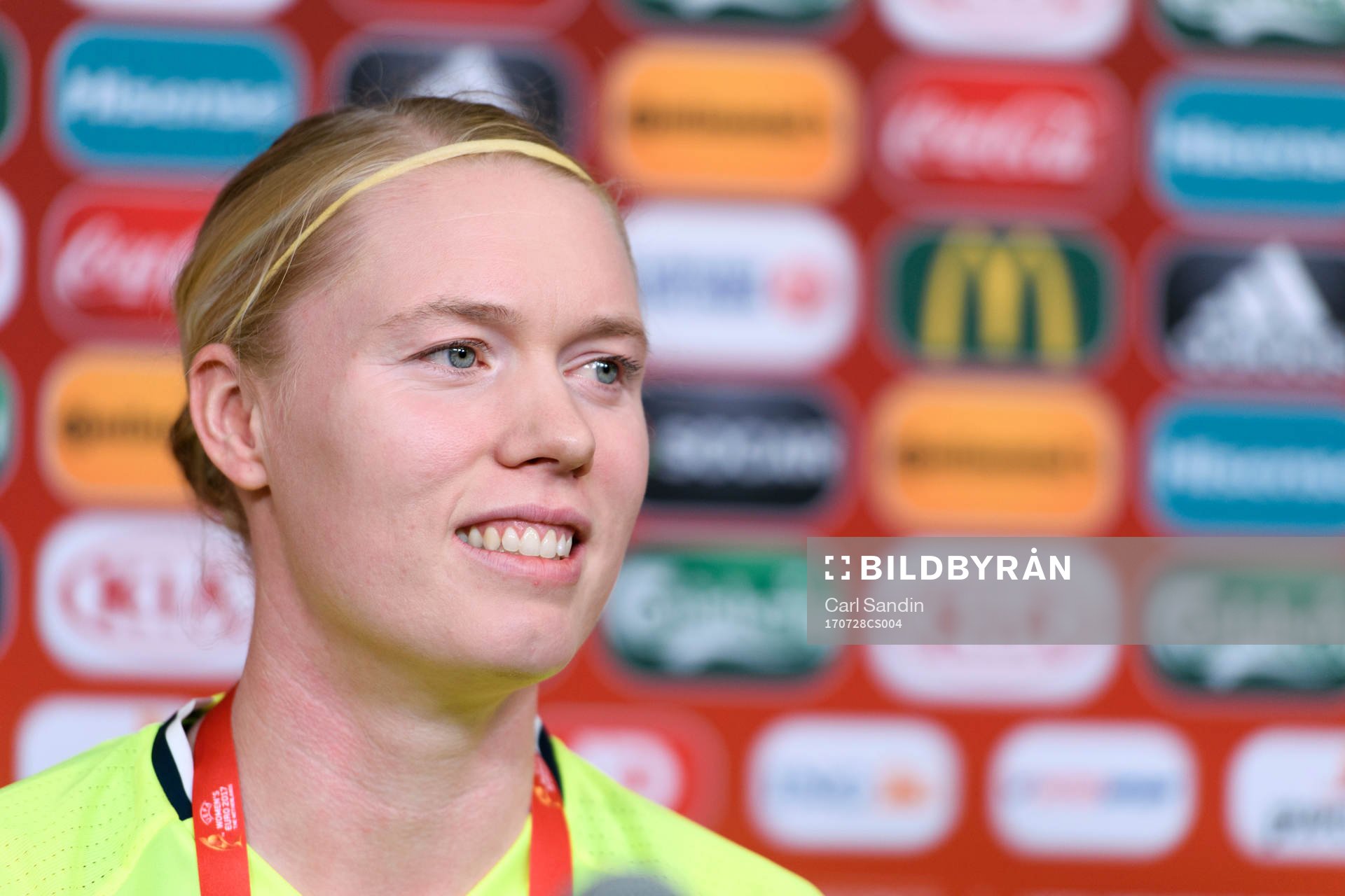 Målvakt Hedvig Lindahl på en presskonferens med det