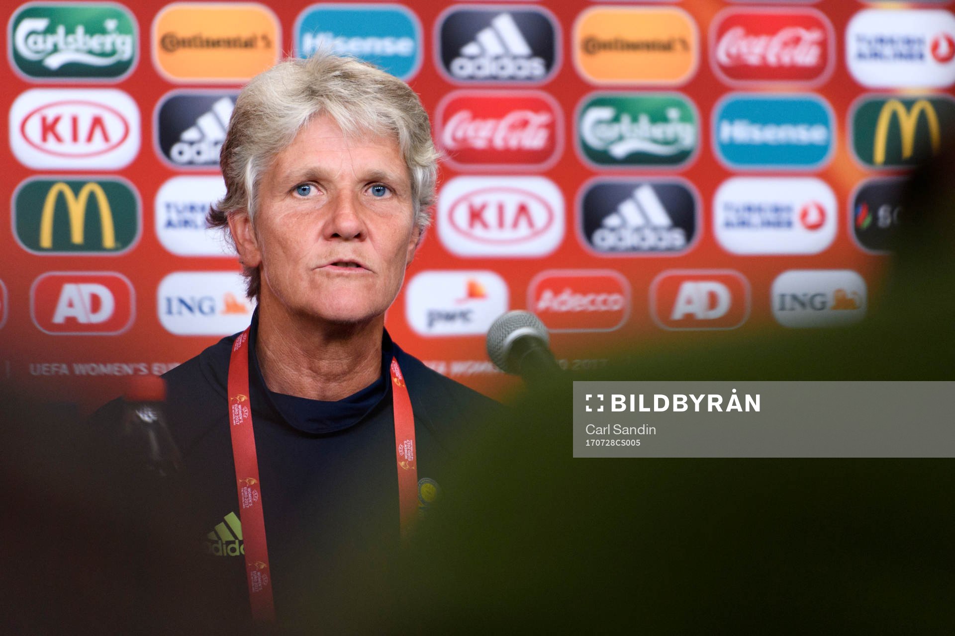 Förbundskapten Pia Sundhage på en presskonferens med det