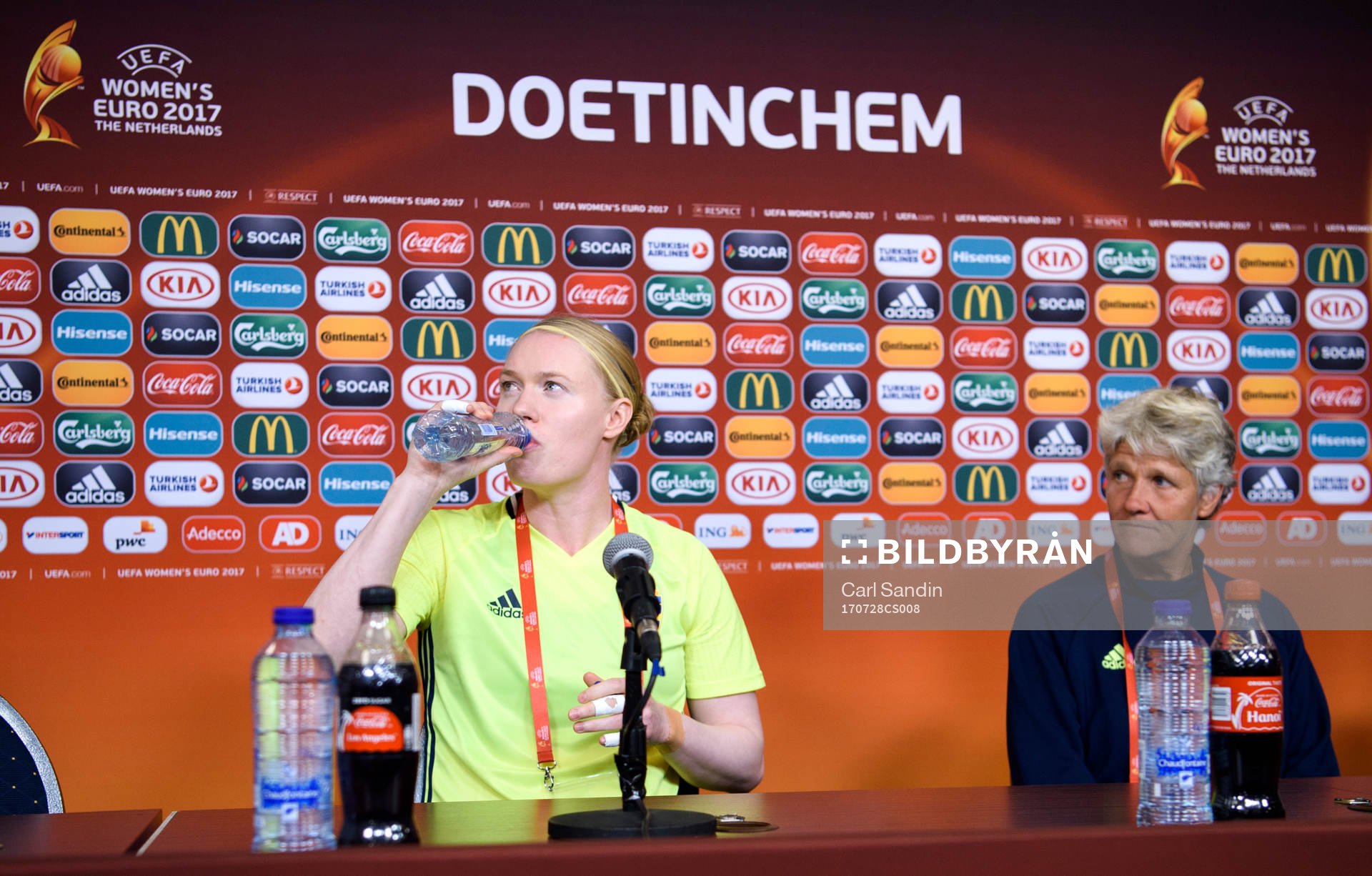 Målvakt Hedvig Lindahl och förbundskapten Pia Sundhage
