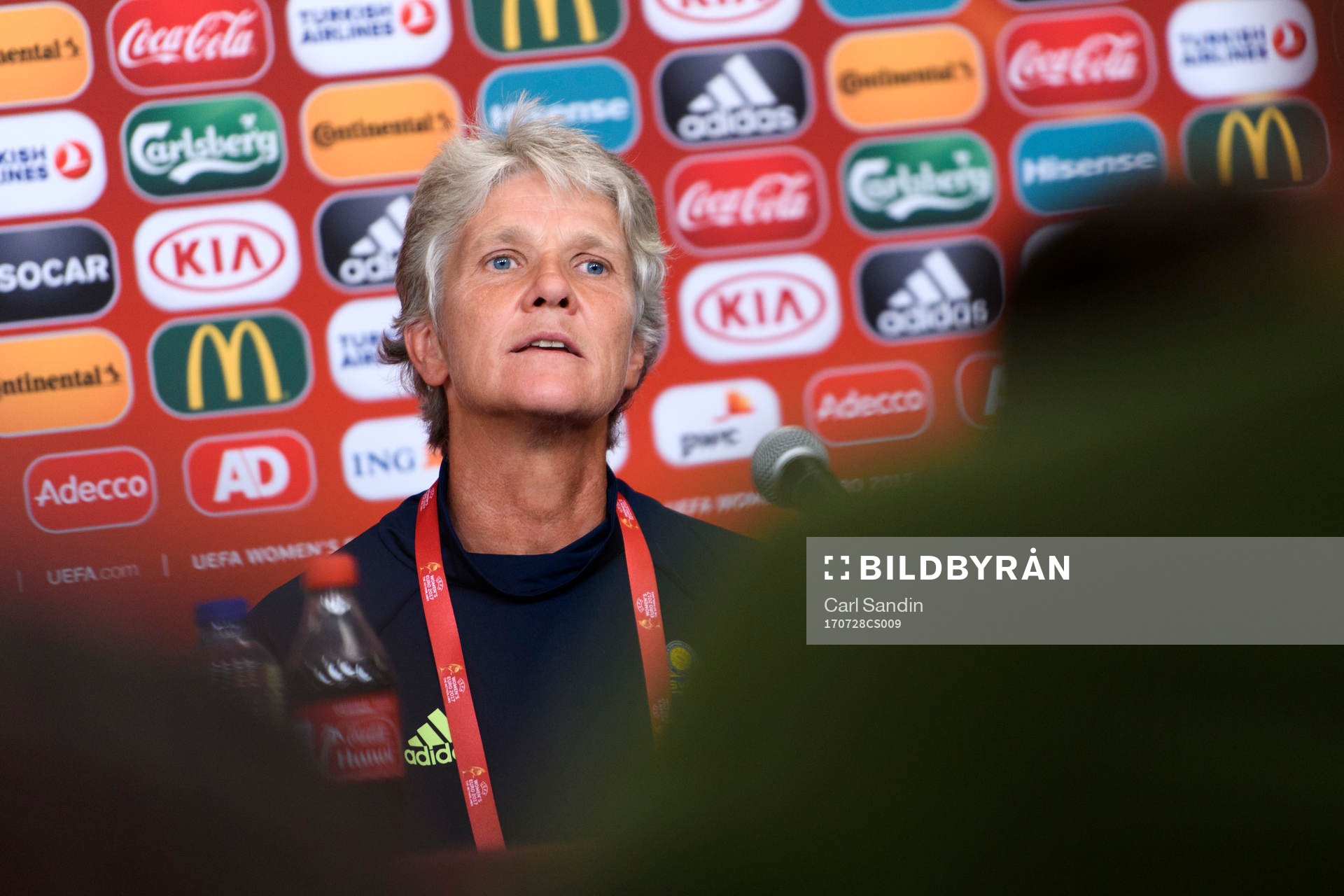 Förbundskapten Pia Sundhage på en presskonferens med det