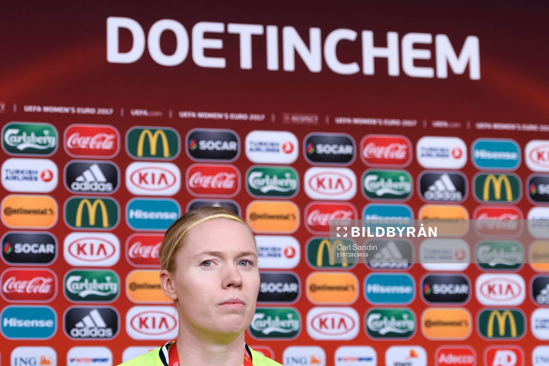 Målvakt Hedvig Lindahl på en presskonferens med det