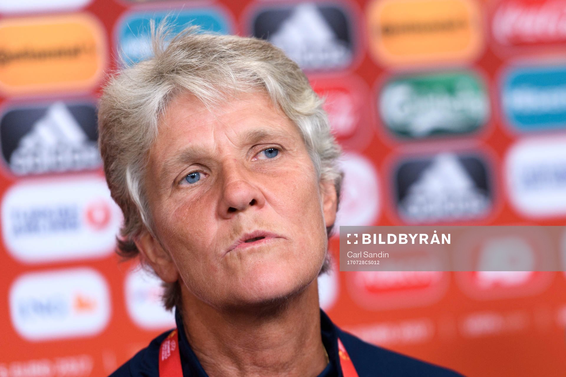 Förbundskapten Pia Sundhage på en presskonferens med det