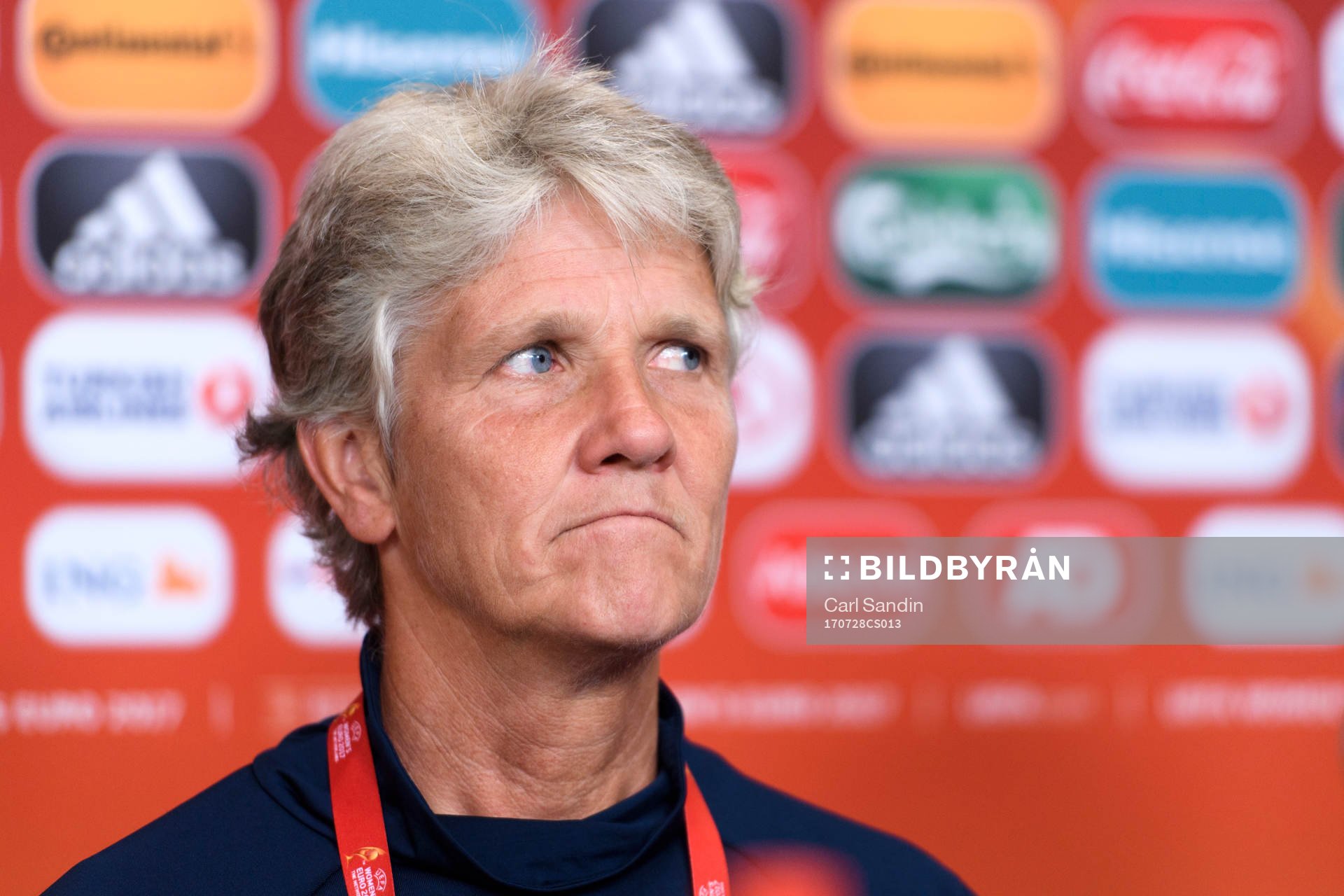 Förbundskapten Pia Sundhage på en presskonferens med det