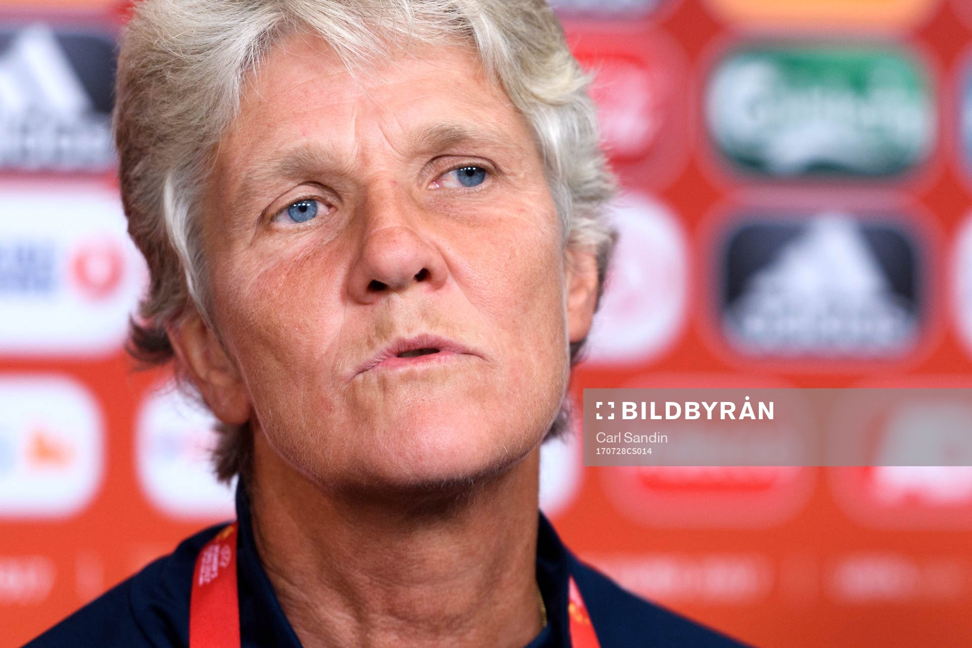 Förbundskapten Pia Sundhage på en presskonferens med det