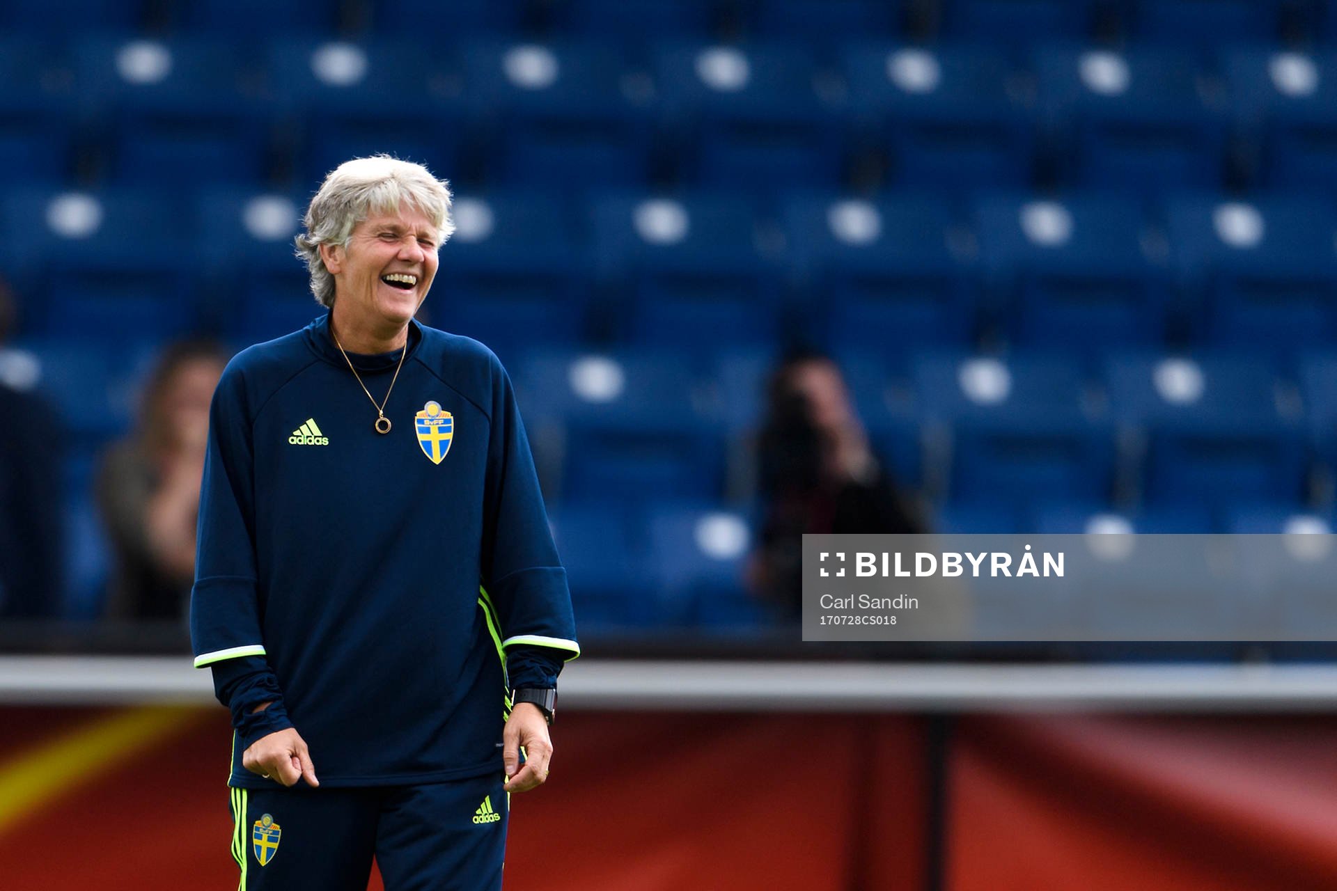 förbundskapten Pia Sundhage jublar på en träning med det