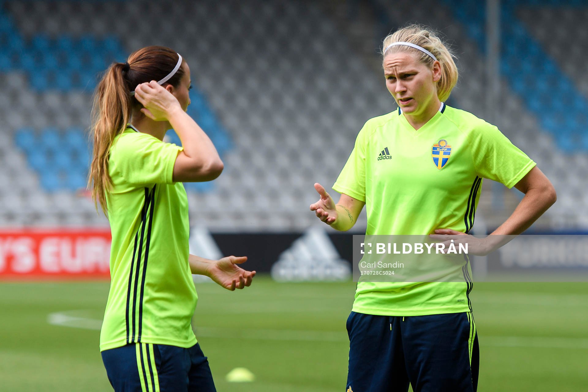 Kosovare Asllani och Lisa Dahlkvist på en träning med det