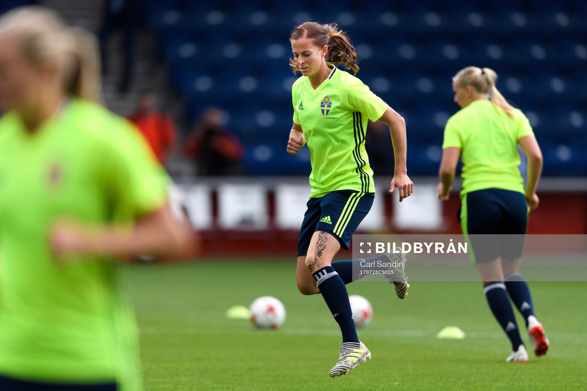 Lotta Schelin på en träning med det svenska landslaget