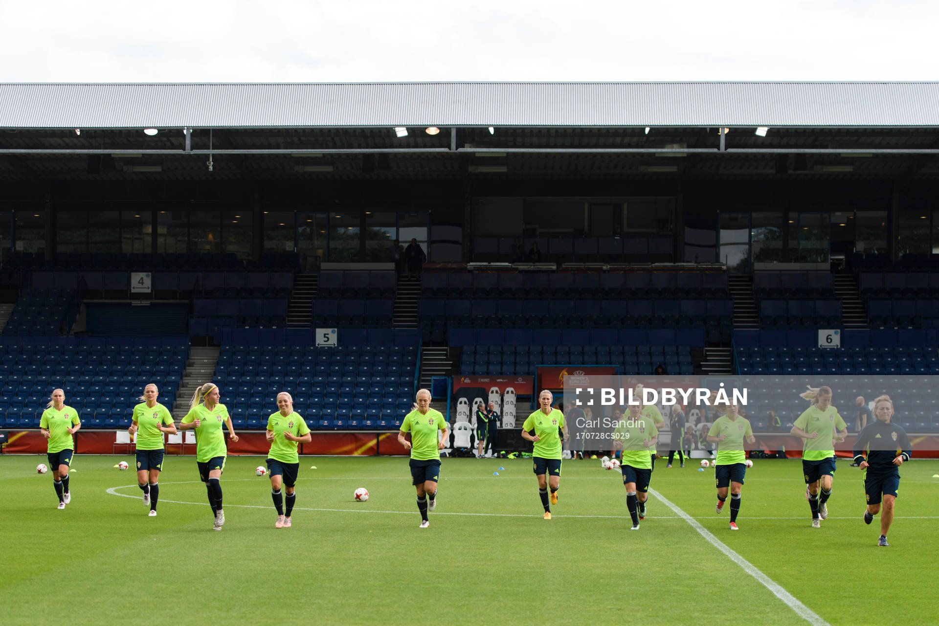 Spelarna värmer upp på en träning med det svenska landslaget under dag 13 av fotbolls-EM den 28 juli 2017 i Doetinchem.