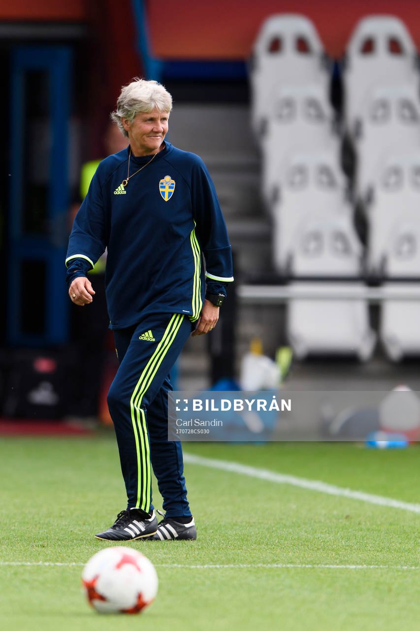 förbundskapten Pia Sundhage på en träning med det