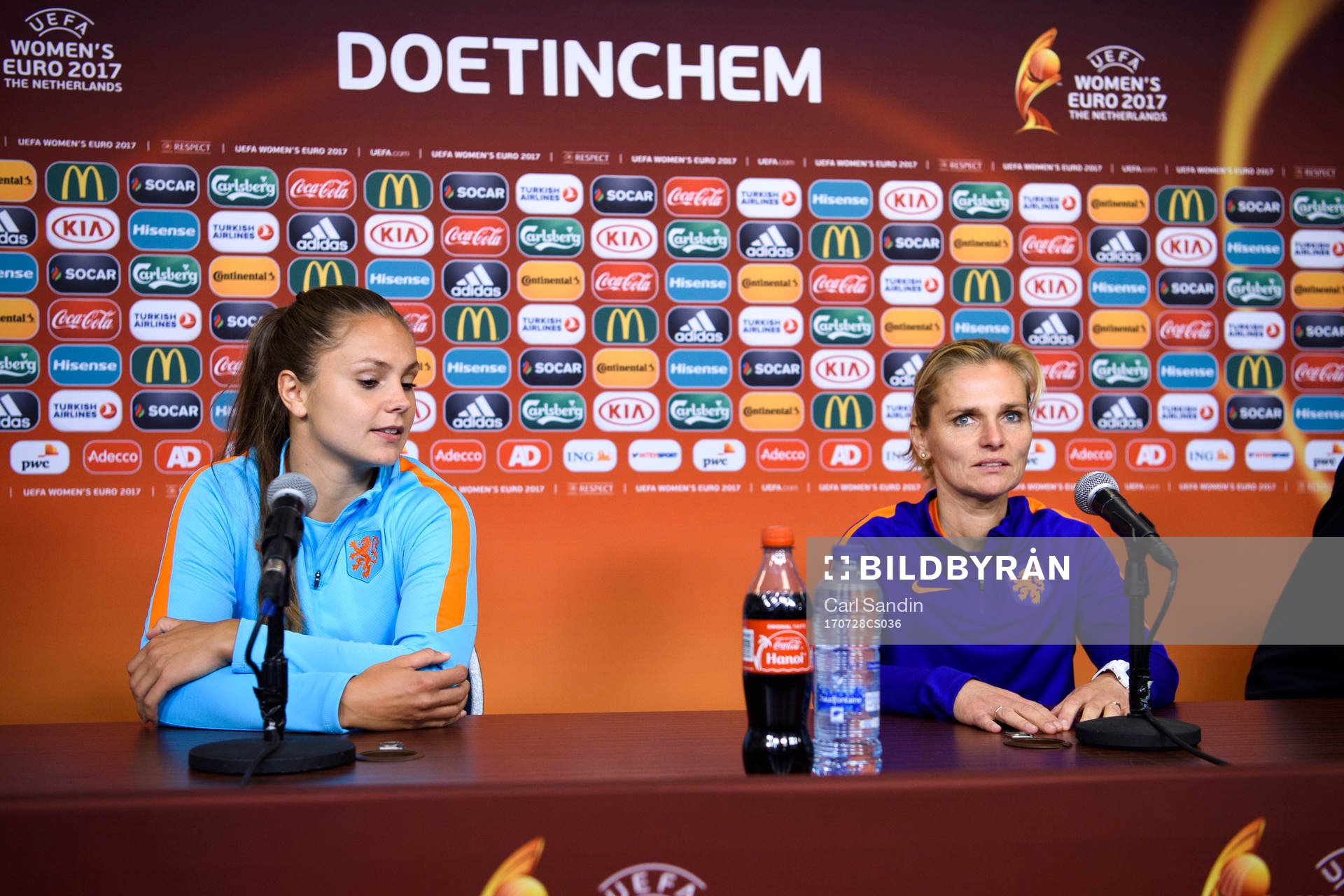 Lieke Martens och förbundskapten Sarina Wiegman på en