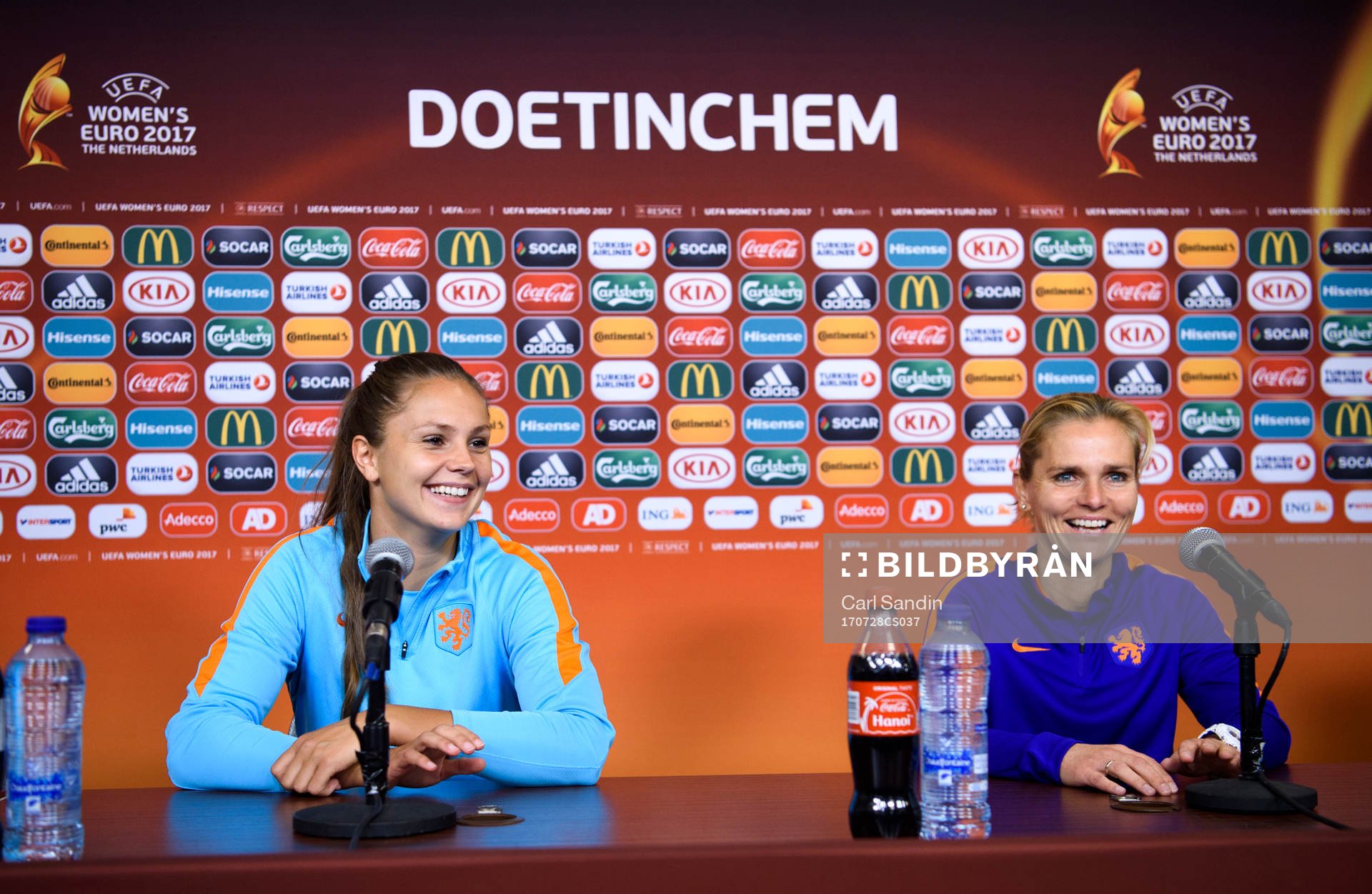 Lieke Martens och förbundskapten Sarina Wiegman på en presskonferens med det holländska landslaget under dag 13 av fotbolls-EM den 28 juli 2017 i Doetinchem.