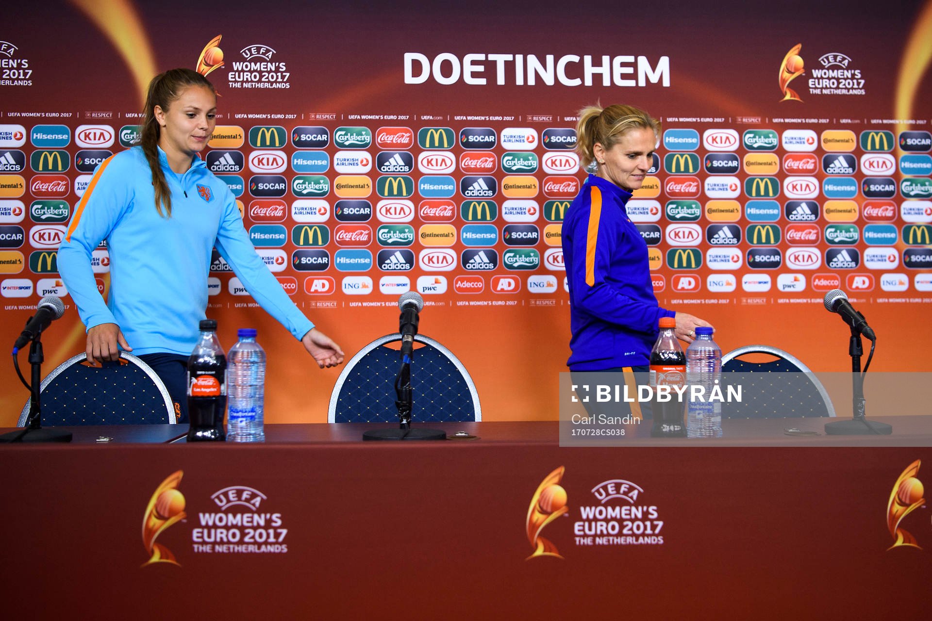 Lieke Martens och förbundskapten Sarina Wiegman på en