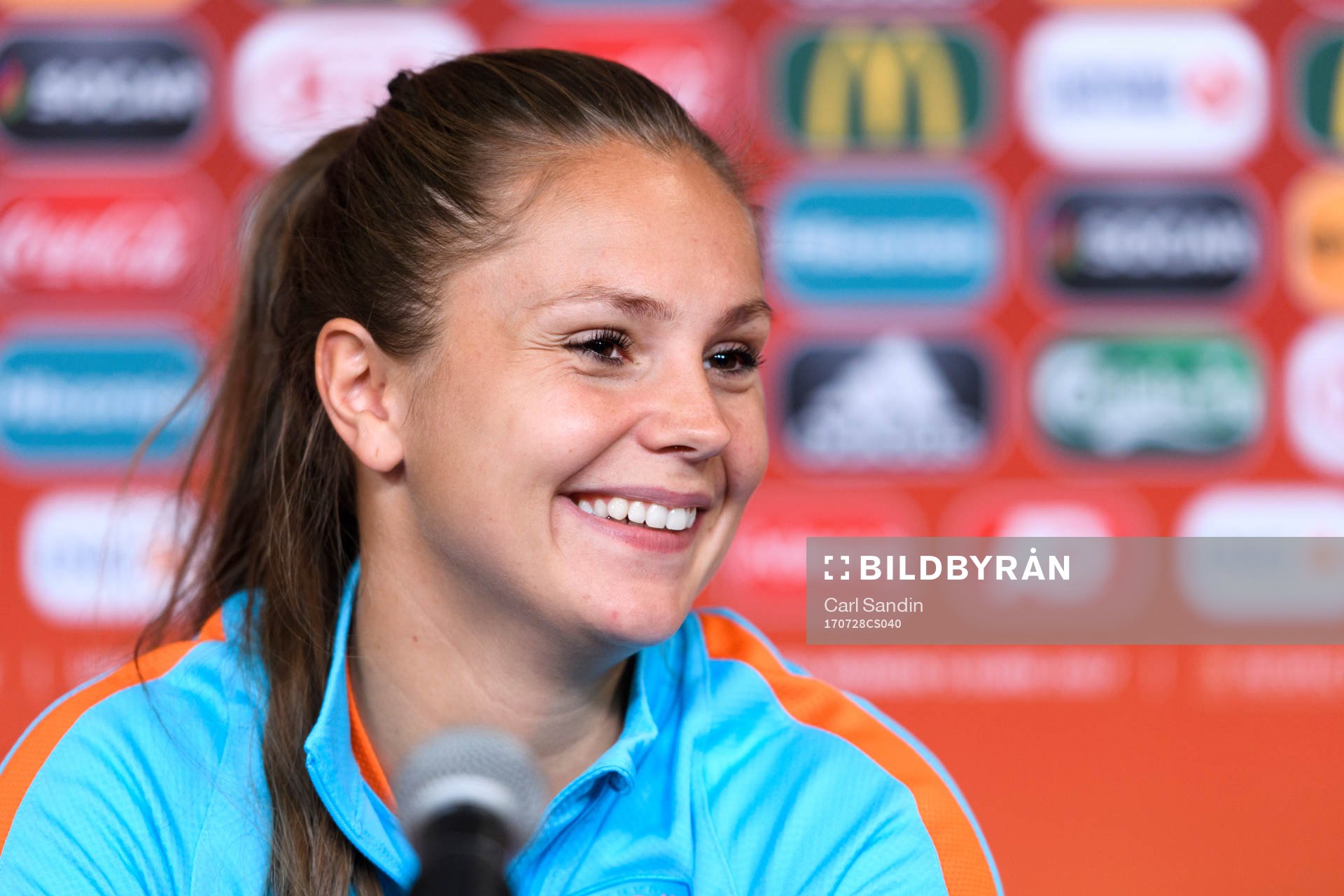 Lieke Martens på en presskonferens med det holländska