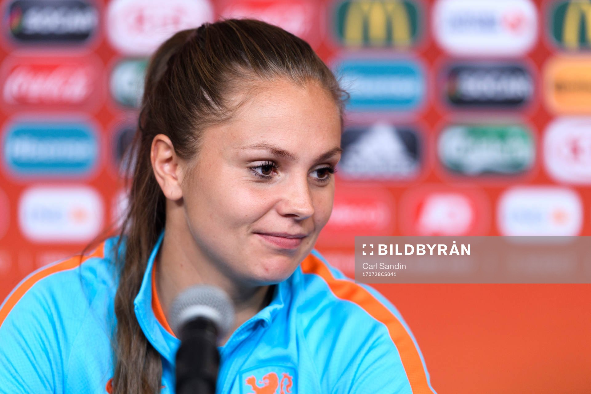Lieke Martens på en presskonferens med det holländska