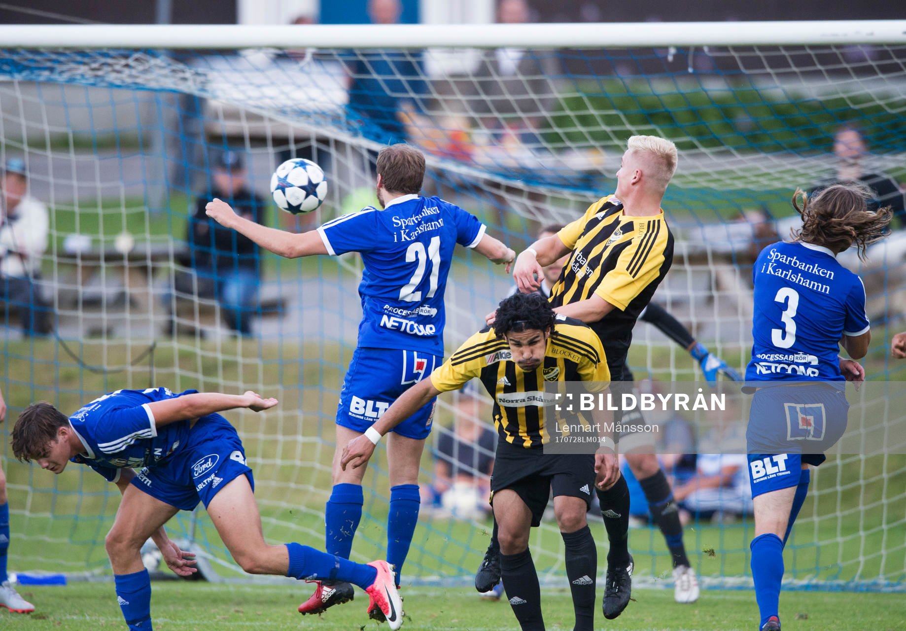 IFK Hässleholms Linus Svensson och Ameer Naseer i matchen