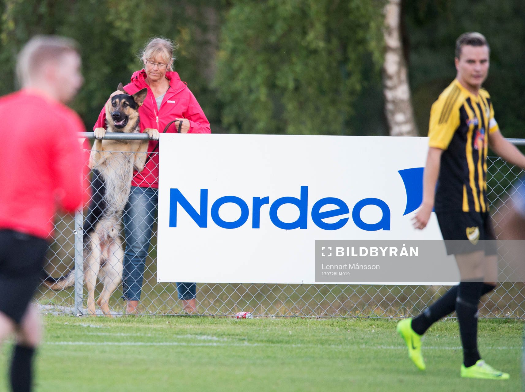 Fyrbent åskådare i matchen i division 2 mellan Asarum och IFK Hässleholm i Asarum 28 juli 2017.  