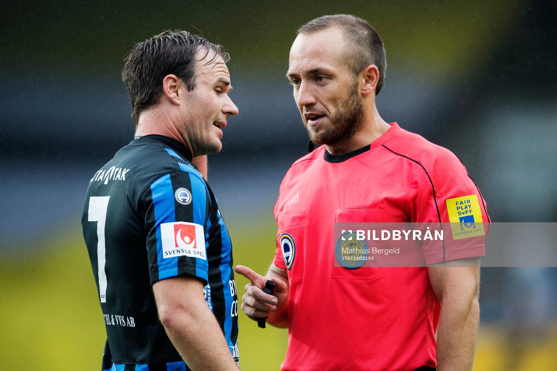 Sirius Niklas Busch Thor diskuterar med domare Kaspar