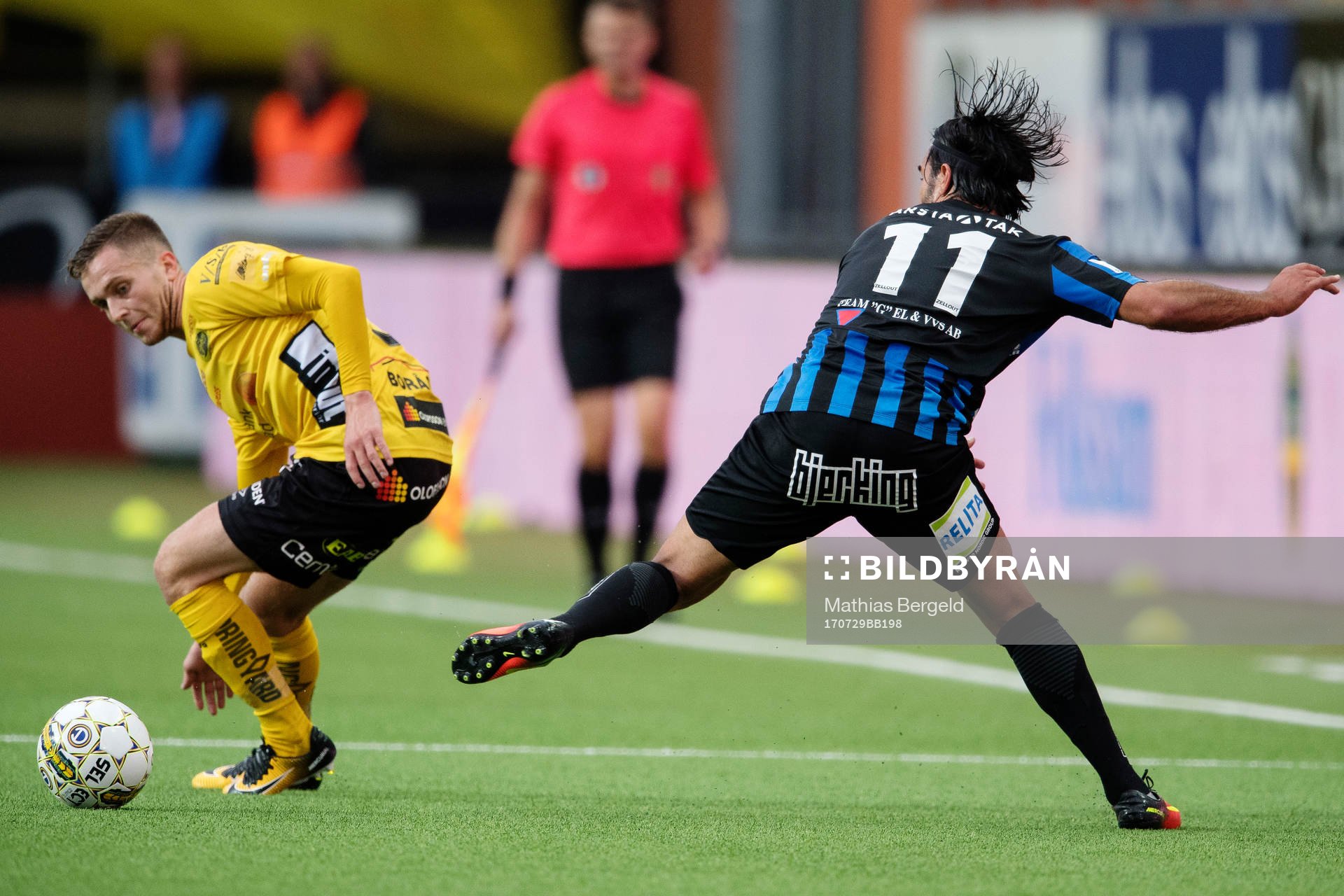 Elfsborgs Adam Lundqvist i kamp om bollen med Sirius