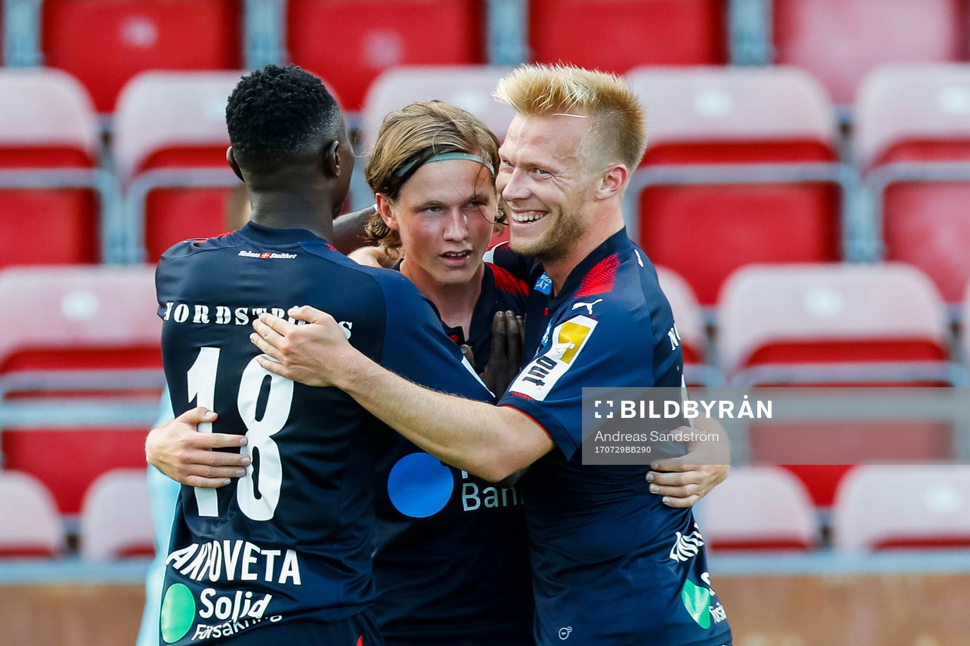 Helsingborgs Max Svensson jublar med Peter Larsson och