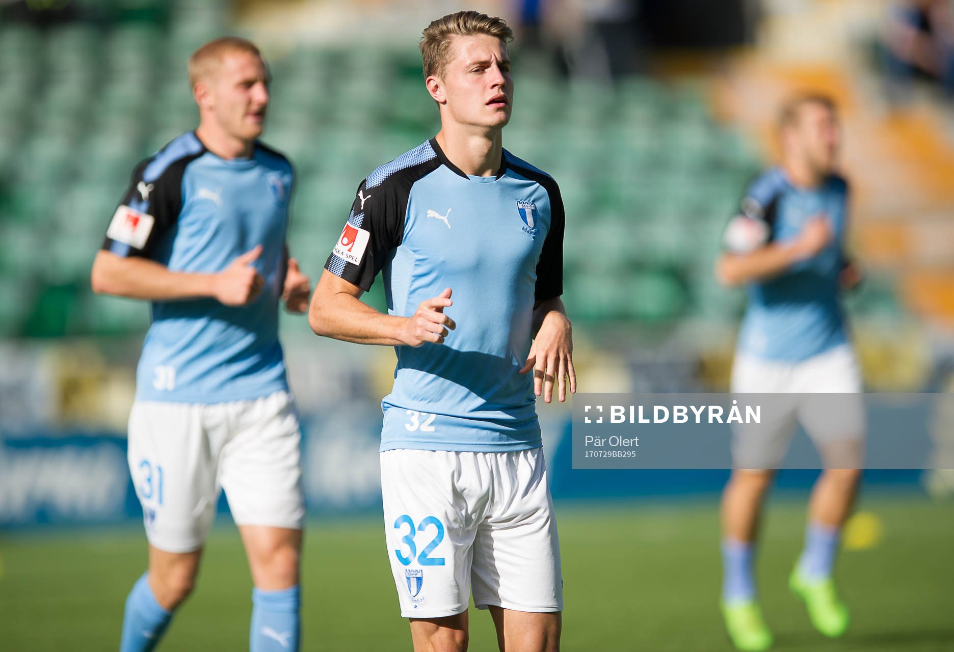 Malmö FFs Mattias Svanberg värmer upp
