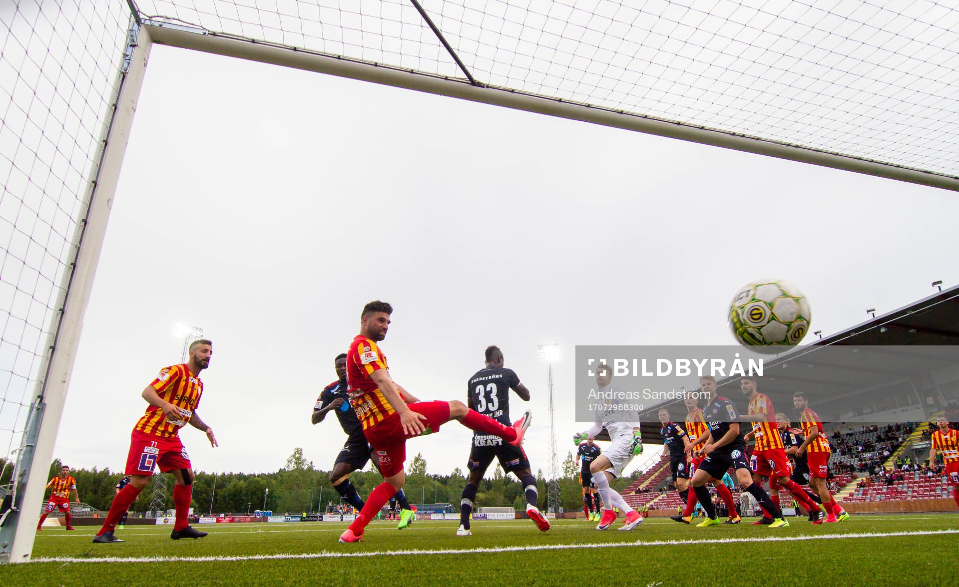 Helsingborgs Oke Akpoveta gör 0-1 på en hörna