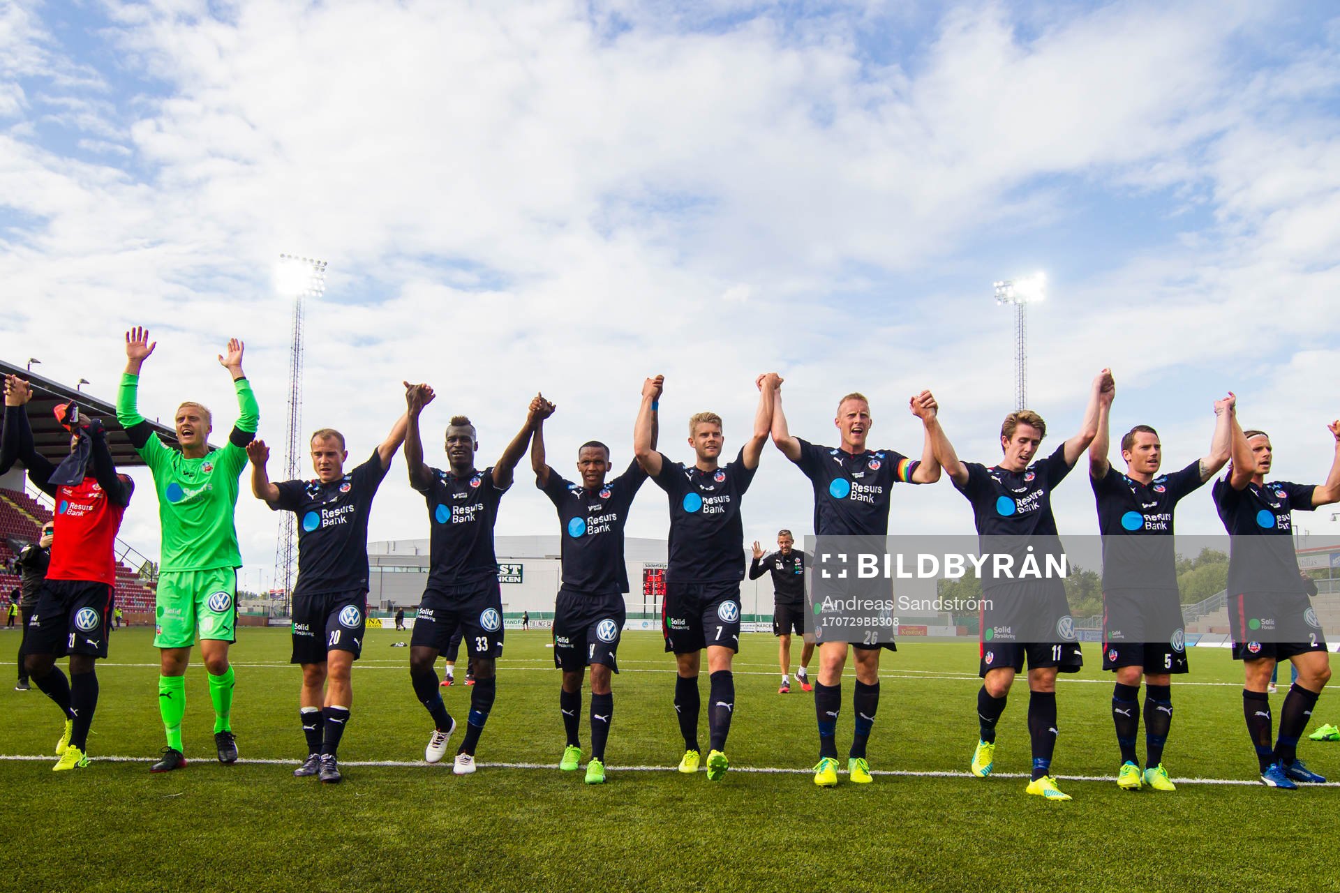 Helsingborgs spelare tackar de tillresta supportrarna