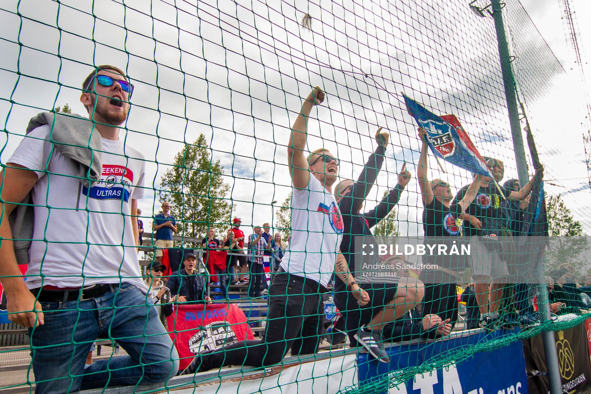 Helsingborgs supportar firar segern efter fotbollsmatchen i Superettan mellan Syrianska och Helsingborg den 29 Juli 2017 i Södertälje.