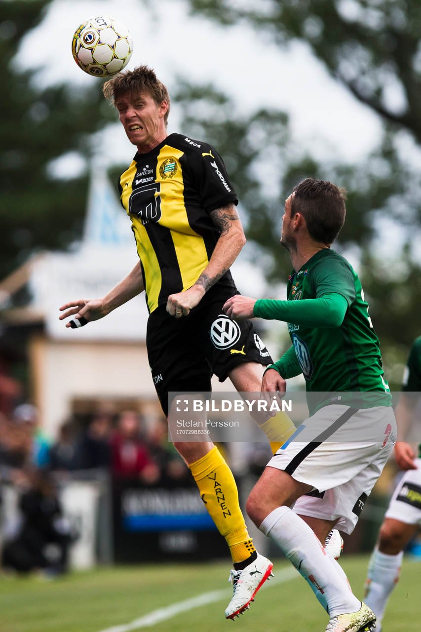 Hammarbys Birkir Már Saevarsson i en nickduell