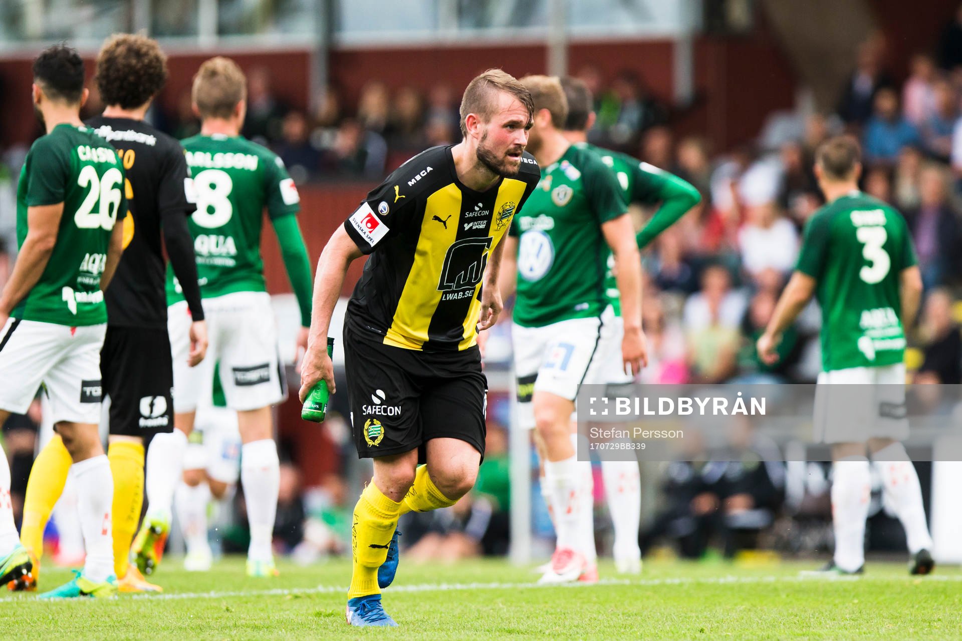 Hammarbys Mads Fenger Nielsen slänger tillbaka en inkastad