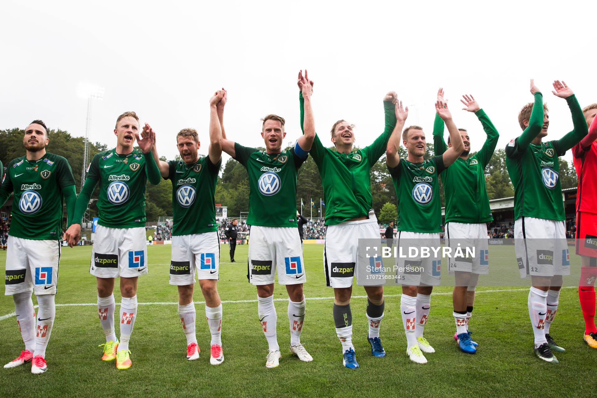 Jönköpings spelare med Tommy Thelin i mitten jublar efter fotbollsmatchen i Allsvenskan mellan Jönköping och Hammarby den 29 juli 2017 i Jönköping.