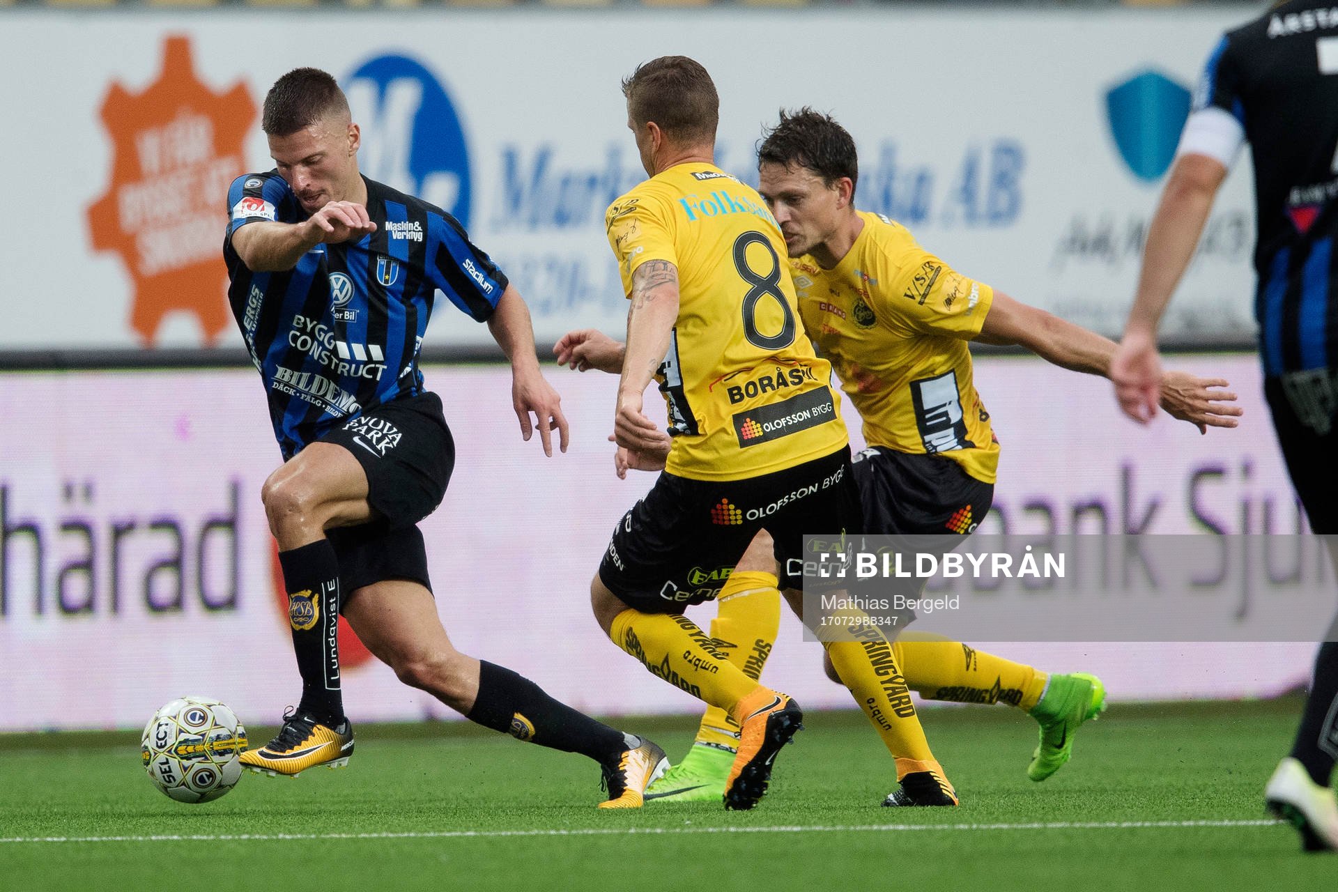 Sirius Shkodran Maholli i kamp om bollen med Elfsborgs
