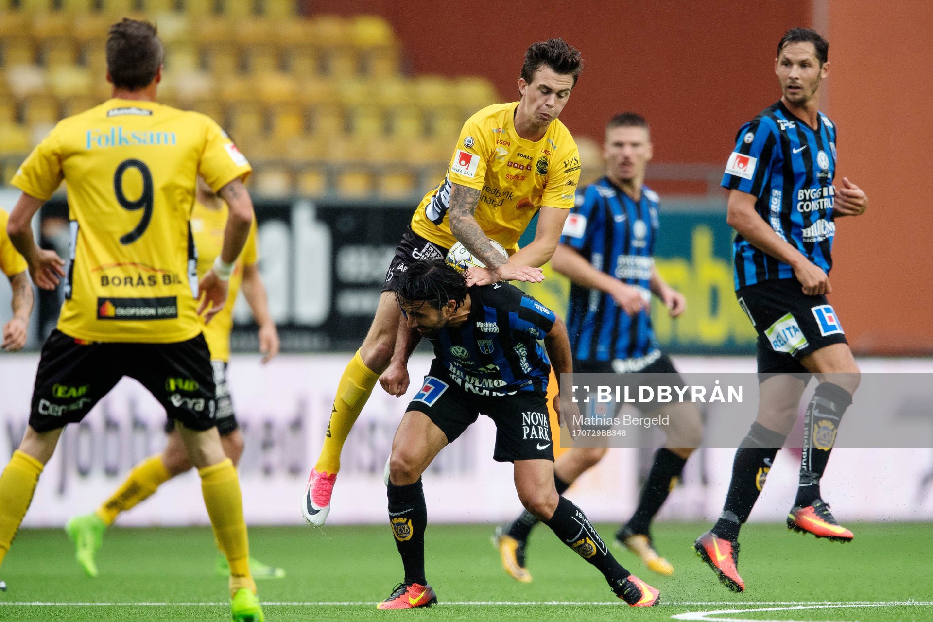 Elfsborgs Rasmus Rosenqvist i nickduell med Sirius Stefano