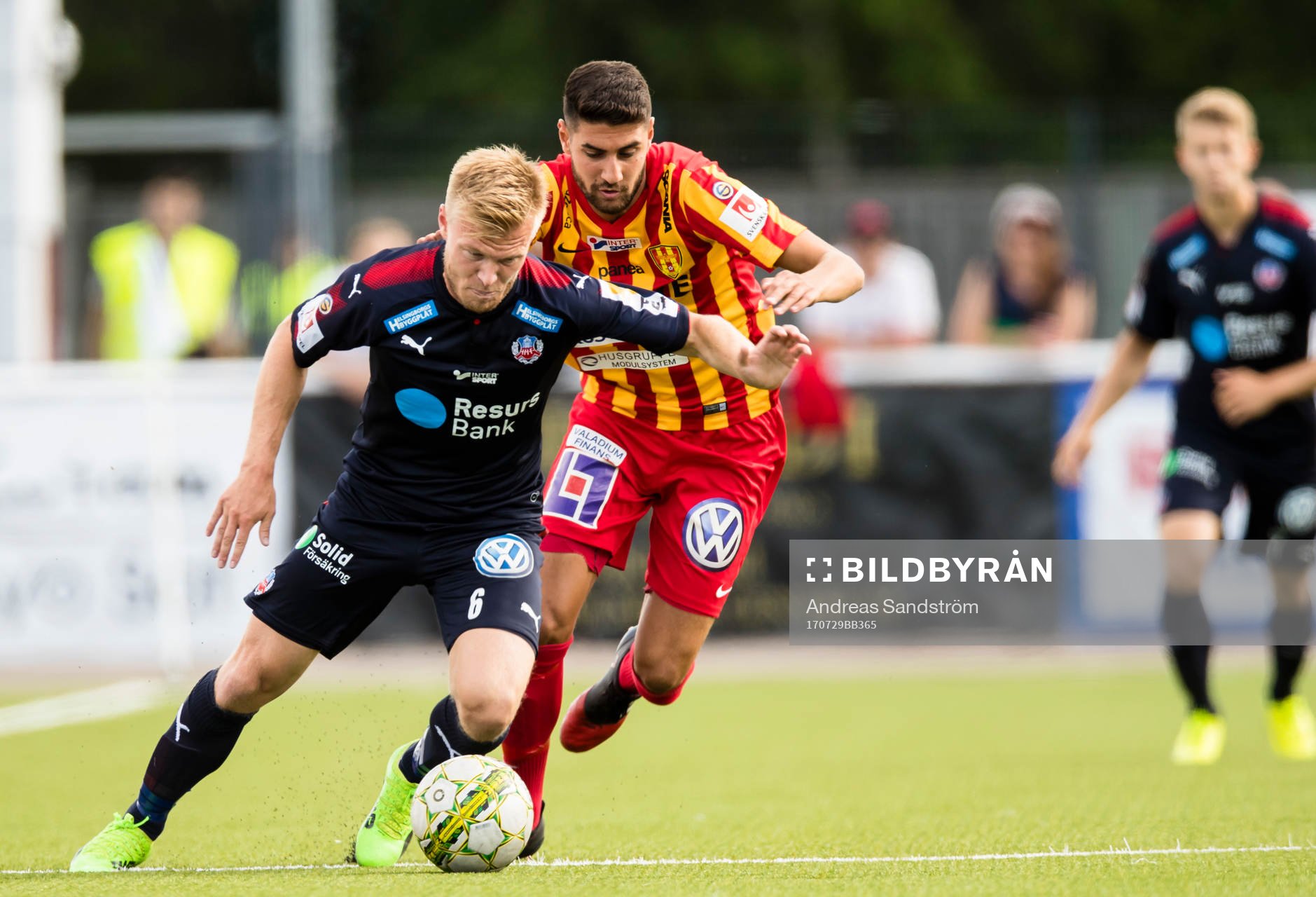 Helsingborgs Andreas Landgren i kamp om bollen med