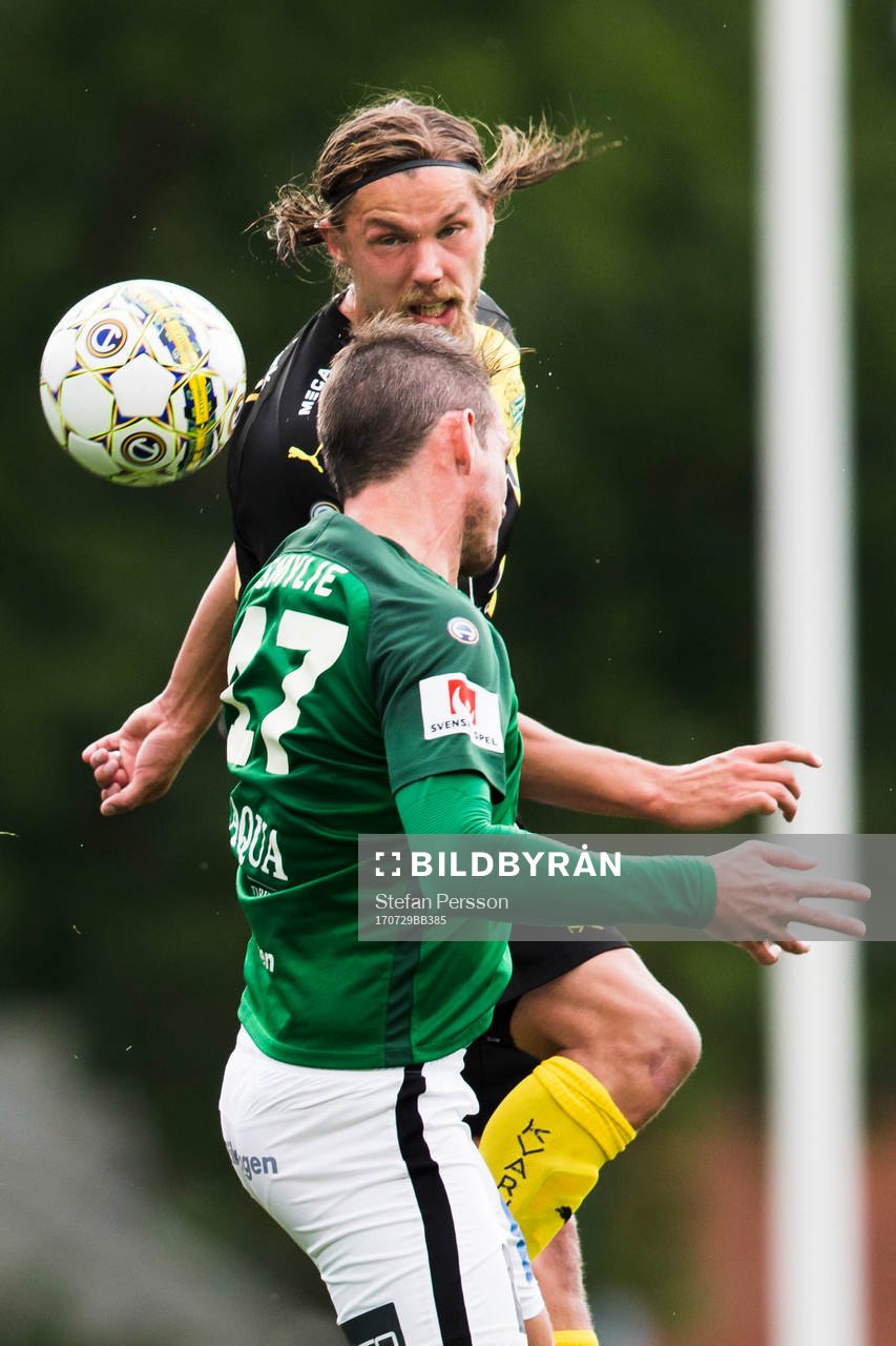 Hammarbys Björn Paulsen vinner nickduell med Jönköpings Daryl Smylie under fotbollsmatchen i Allsvenskan mellan Jönköping och Hammarby den 29 juli 2017 i Jönköping.