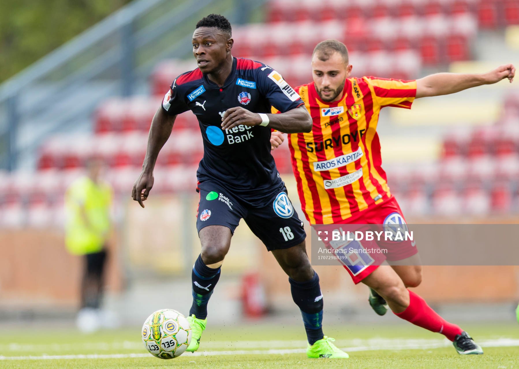 Helsingborgs Oke Akpoveta  i kamp om bollen med Syrianskas