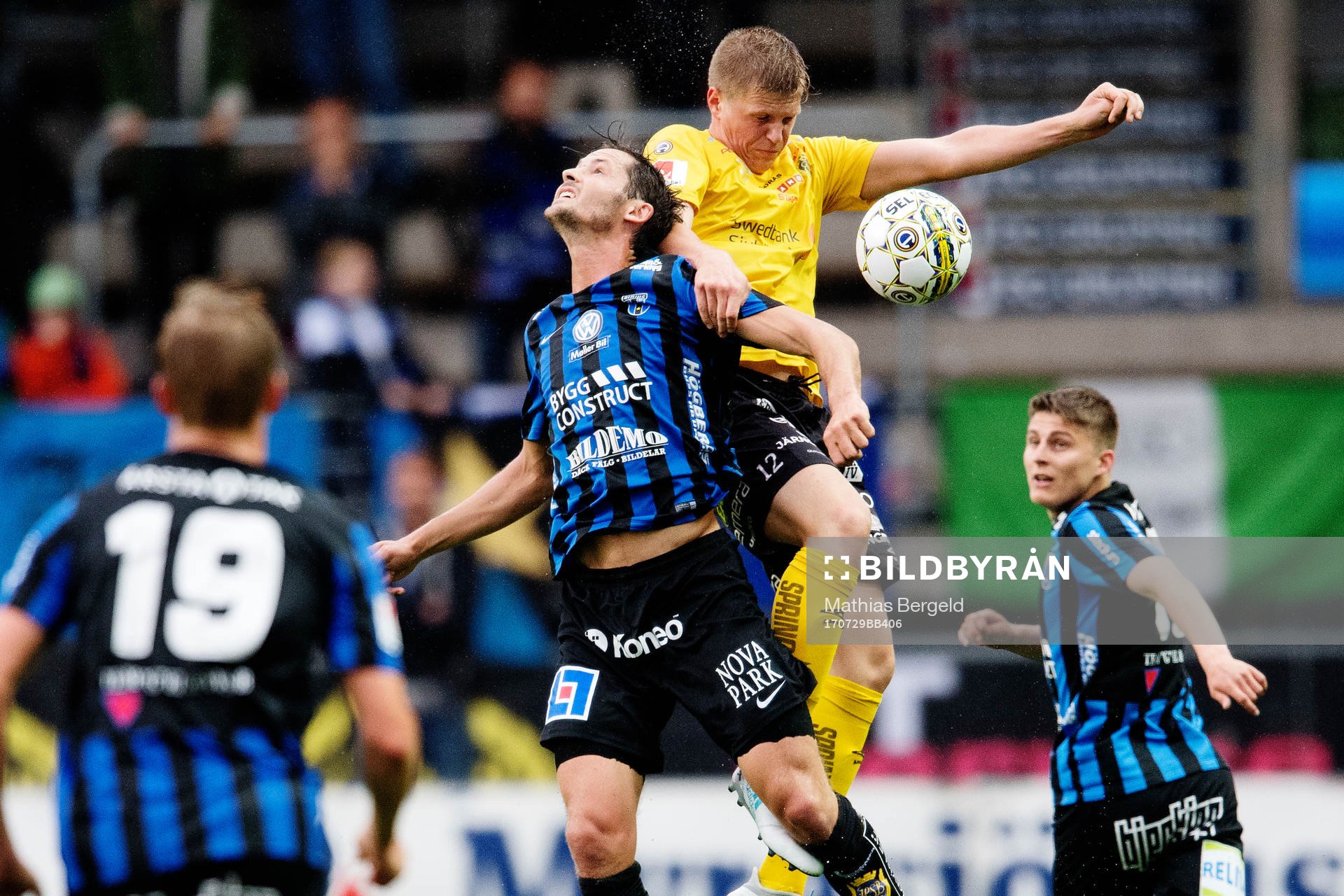 Sirius Philip Haglund i nickduell med Elfsborgs Joakim Nilsson under fotbollsmatchen i Allsvenskan mellan Elfsborg och Sirius den 29 juli 2017 i Borås.