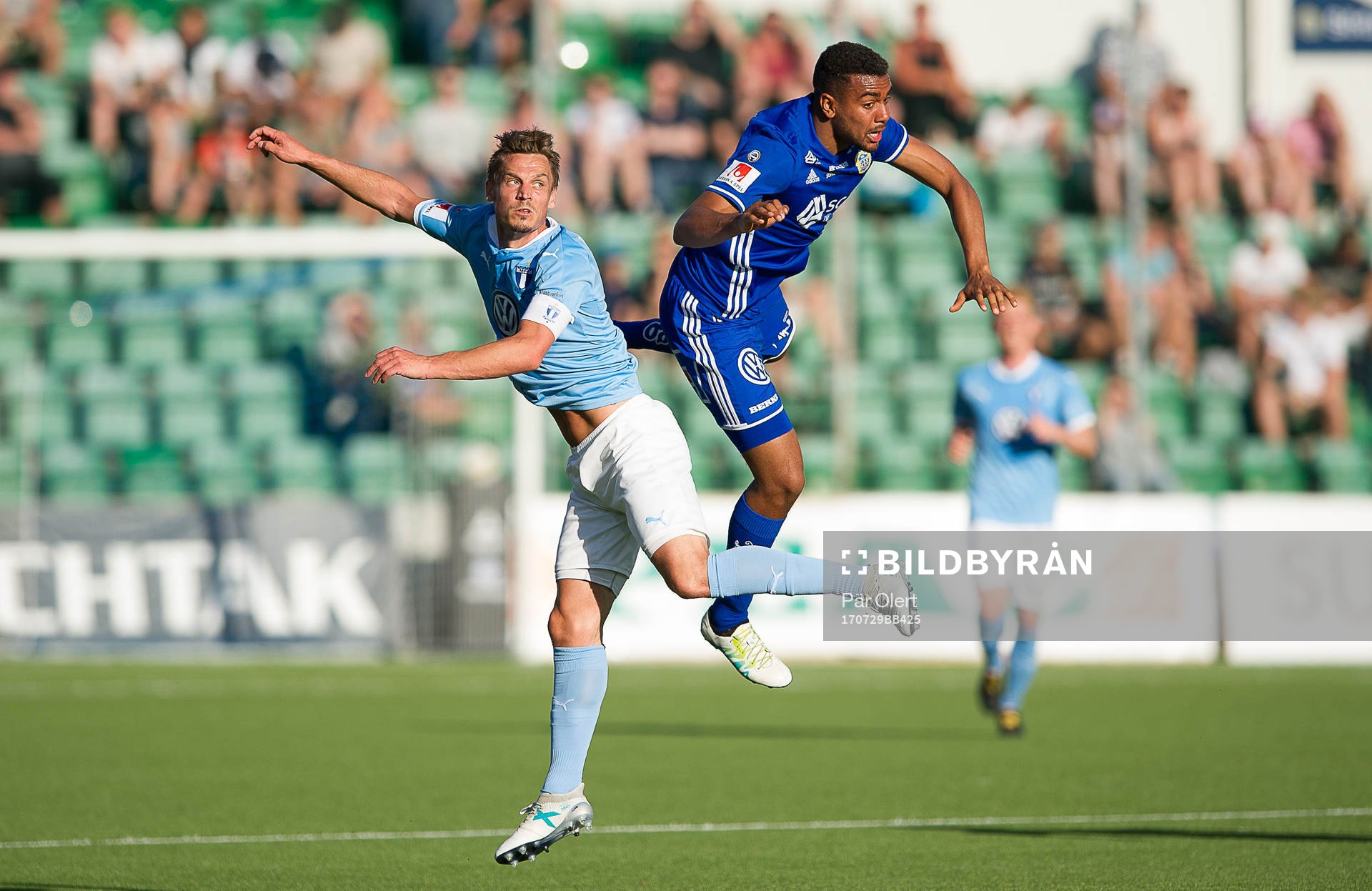 Malmö FFs Markus Rosenberg i nickduell mot Sundsvalls Noah