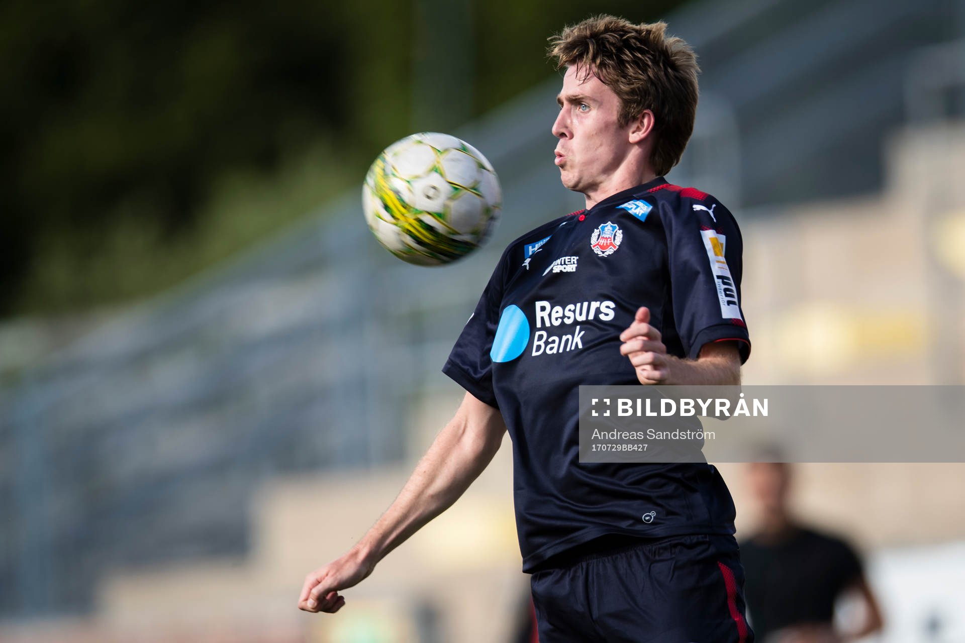 Helsingborgs Adam Eriksson tar ner en boll