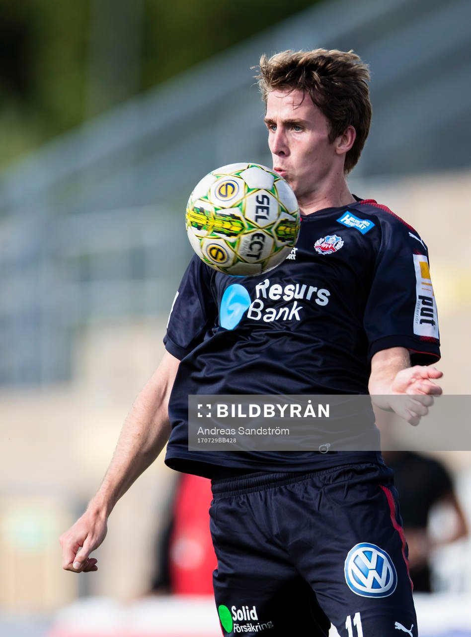 Helsingborgs Adam Eriksson tar ner en boll