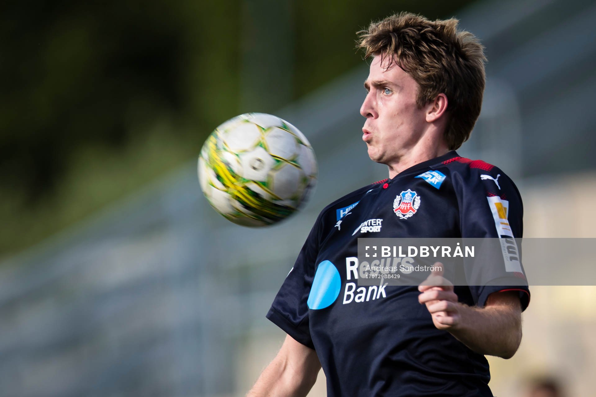 Helsingborgs Adam Eriksson tar ner en boll