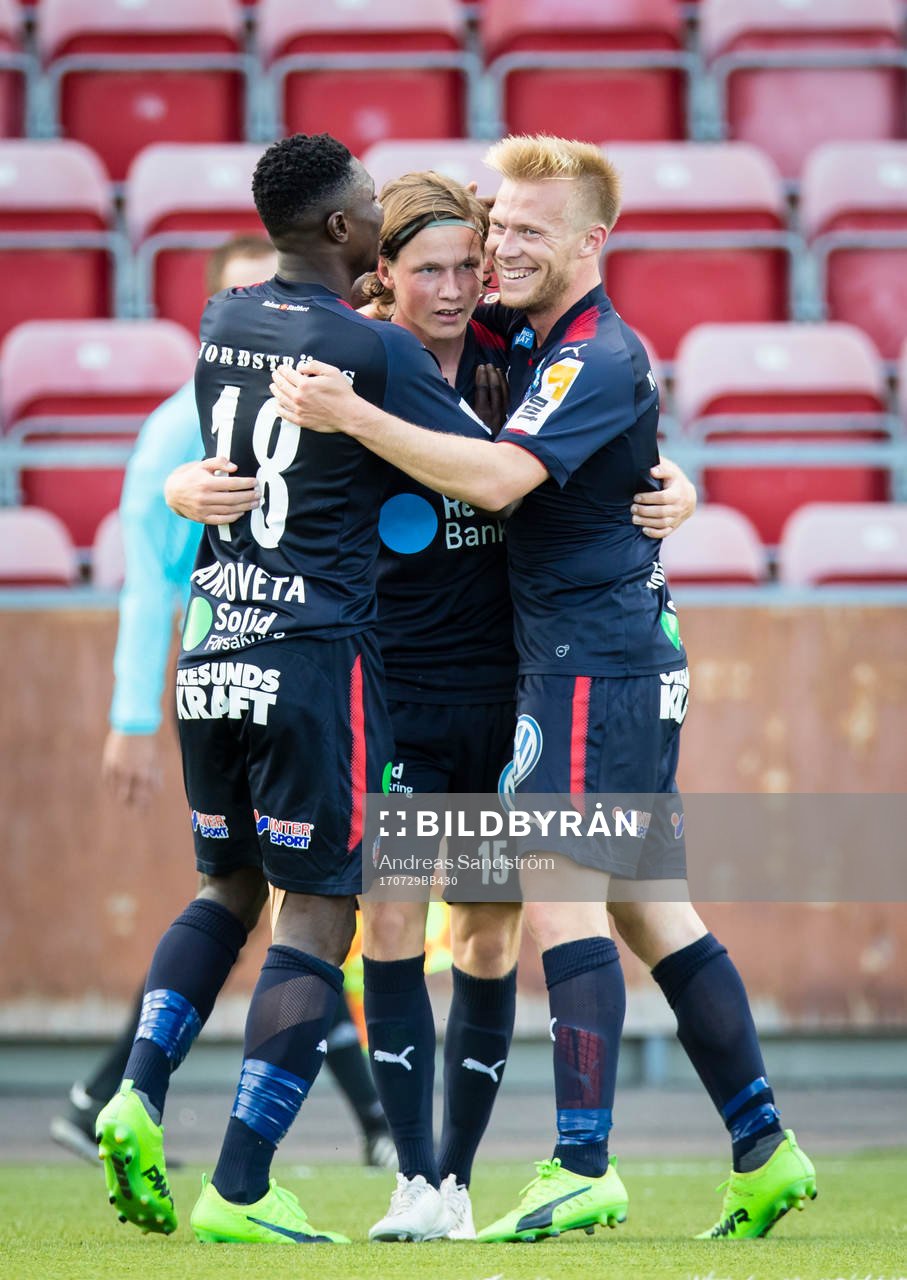 Helsingborgs Max Svensson gör 2-1 och gratuleras av Oke