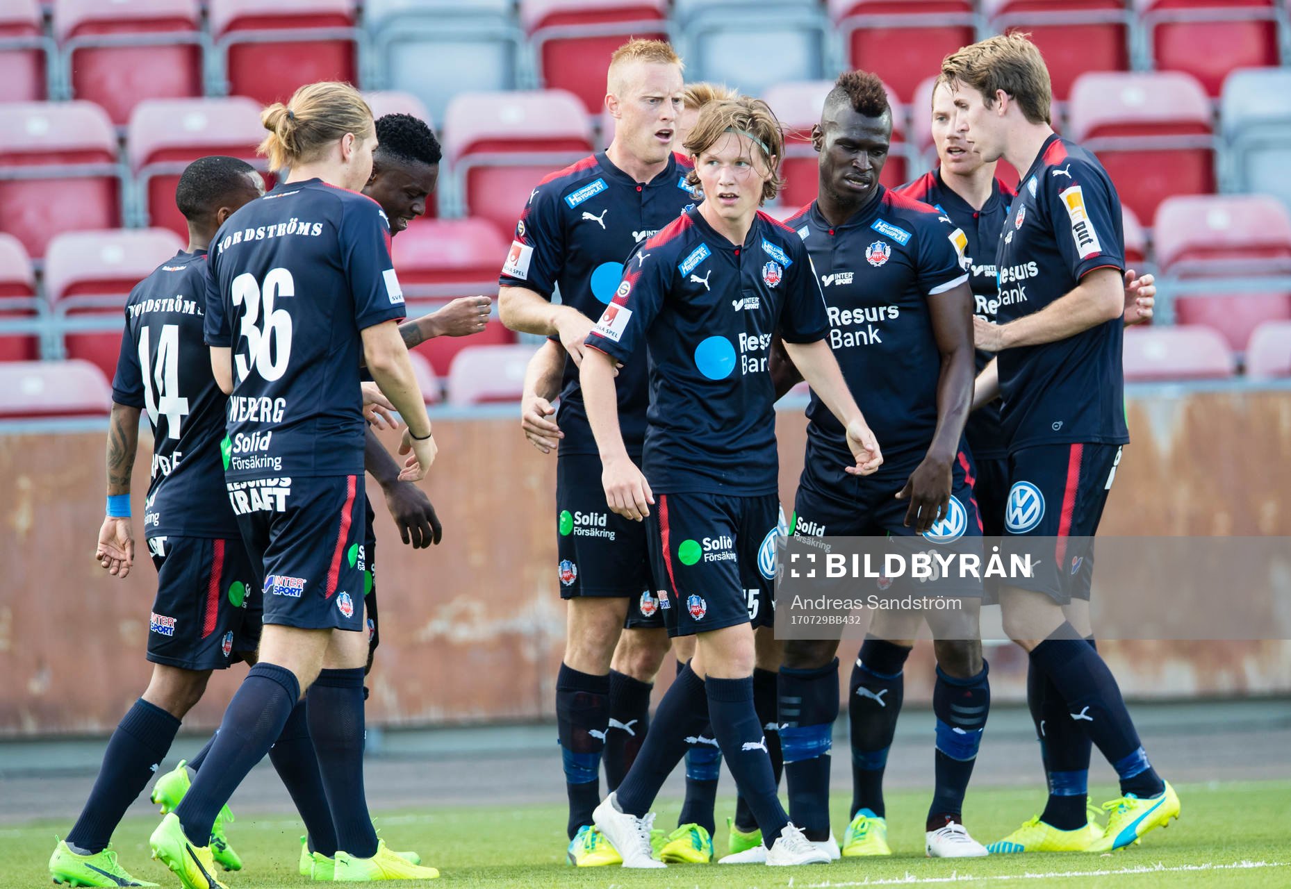 Helsingborgs Max Svensson (m) gör 2-1 och gratuleras av
