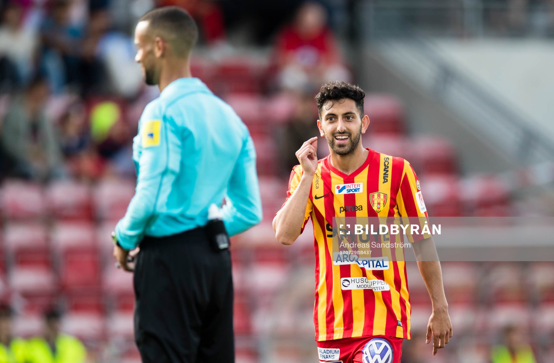 Syrianskas Navid Nasseri reagerar på på ett domslut av