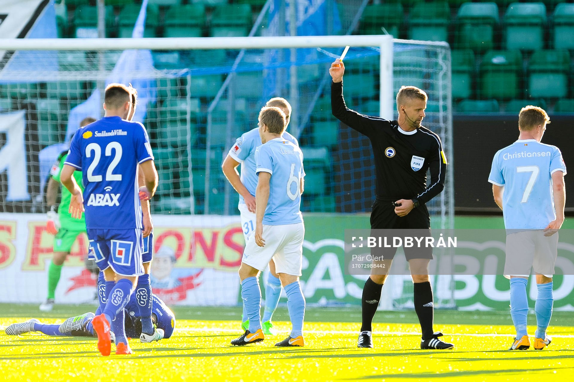 Malmö FFs Oscar Lewicki får en varning