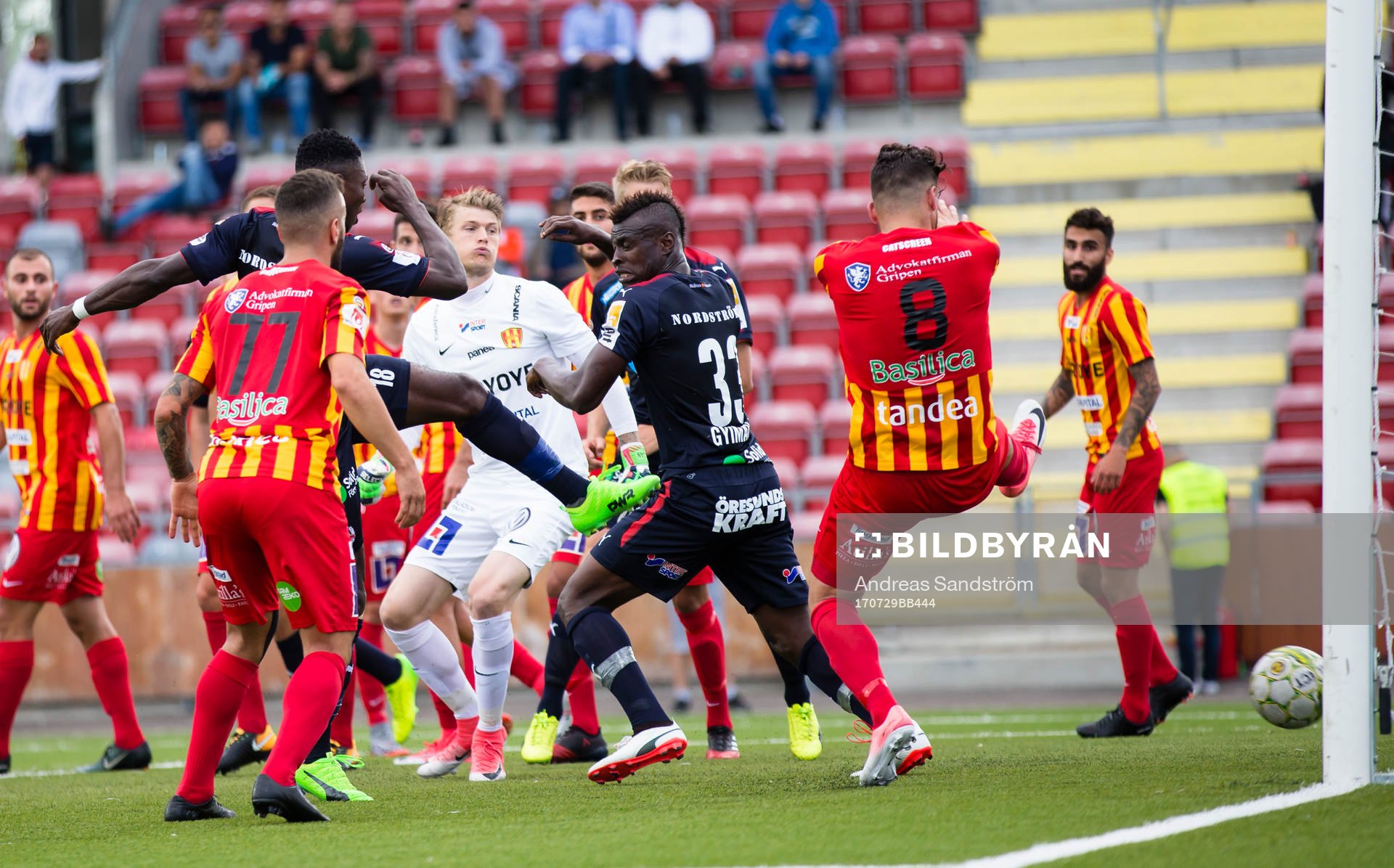 Helsingborgs Oke Akpoveta gör 0-1 på hörna