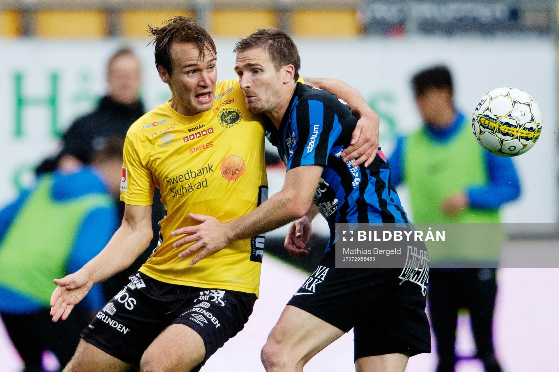 Elfsborgs Viktor Prodell i kamp om bollen med Sirius Jesper