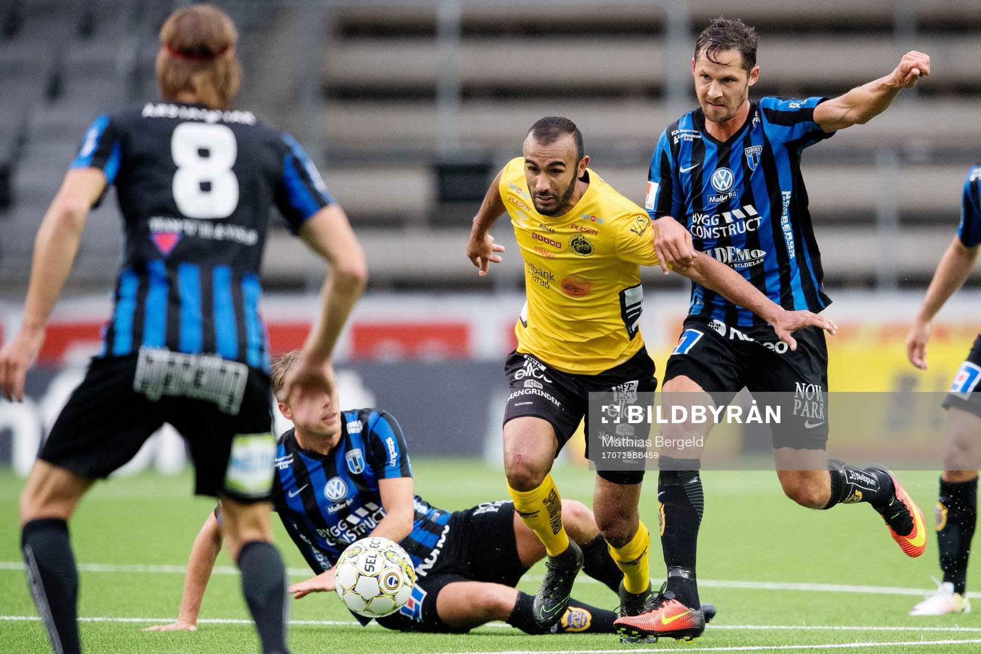 Elfsborgs Issam Jebali i kamp om bollen med Sirius Philip